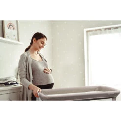 Babygo Goodnight Grey Wieg 4361 -Babyproducten Winkel babygo goodnight wieg aan bed sfeer 1