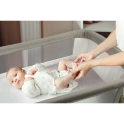 Babygo Goodnight Grey Wieg 4361 -Babyproducten Winkel babygo goodnight wieg aan bed sfeer 2