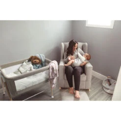 Babygo Goodnight Grey Wieg 4361 -Babyproducten Winkel babygo goodnight wieg aan bed sfeer 3