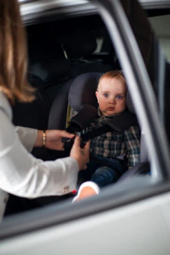 Ding Cruz Dark Grey 360° Isofix Autostoel 0-36kg DI-101920 28 Ding Cruz Dark Grey 360° Isofix Autostoel 0-36kg DI-101920 -Babyproducten Winkel di 101919 lifestyle 02a 1