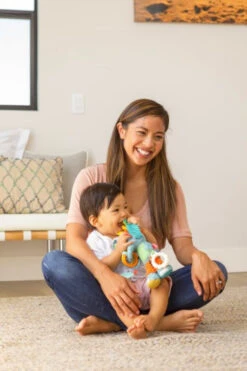 Infantino Go Gaga Playtime Pal Olifant Buggyspeeltje BK-216553 11 Infantino Go Gaga Playtime Pal Olifant Buggyspeeltje BK-216553 -Babyproducten Winkel infantino go gaga playtime pal olifant buggyspeeltje 4