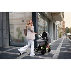 Kinderkraft A-Tour Light Grey 3-in-1 Kinderwagen Incl. Autostoel KSATOU00LGR3000 31 Kinderkraft A-Tour Light Grey 3-in-1 Kinderwagen Incl. Autostoel KSATOU00LGR3000 -Babyproducten Winkel kinderkraft a tour kinderwagen sfeerfoto 1