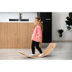 Luna Toys Houten Balansbord Met Zwart Vilt LU-36998 13 Luna Toys Houten Balansbord Met Zwart Vilt LU-36998 -Babyproducten Winkel luna toys houten balansbord sfeer 2