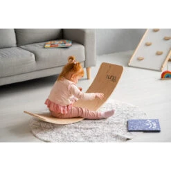 Luna Toys Houten Balansbord Met Zwart Vilt LU-36998 14 Luna Toys Houten Balansbord Met Zwart Vilt LU-36998 -Babyproducten Winkel luna toys houten balansbord sfeer 3