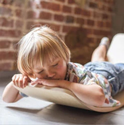 Luna Toys Houten Balansbord Met Zwart Vilt LU-36998 15 Luna Toys Houten Balansbord Met Zwart Vilt LU-36998 -Babyproducten Winkel luna toys houten balansbord sfeer 4