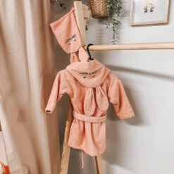 MamaLoes Konijn 0-1 Jaar Badjas ML 5033 -Babyproducten Winkel mamaloes konijn 0 1 jaar badjas ml 5033 sfeer 02