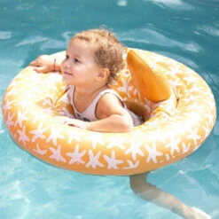 Swim Essentials Baby Float Zeesterren 0-1 Jaar Zwemring 2022SE347 -Babyproducten Winkel swim essentials baby float zeesterren 0 1 jaar zwemring 2022se347 lifestyle