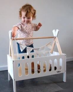 Tryco Tipi Houten Poppenbed TR-353013 -Babyproducten Winkel tr 353013 tryco wooden tipi doll bed 04